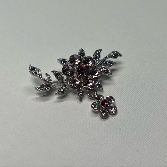 VINTAGE Silver Tone Dark Rhinestone Floral Brooch w/ Floral Drop Dangle - Picture 4 of 7